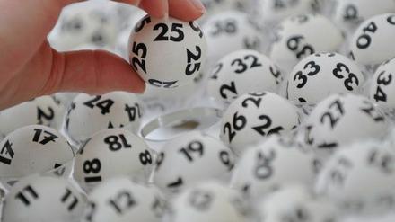 Hatte ein glückliches Händchen: Ein Lottospieler aus Brandenburg hat knapp zwei Millionen Euro gewonnen.