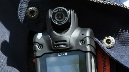 Eine sogenannte Bodycam an der Uniform. In Brandenburg sollen Polizisten in diesem Jahr sogenannte Bodycams testen.
