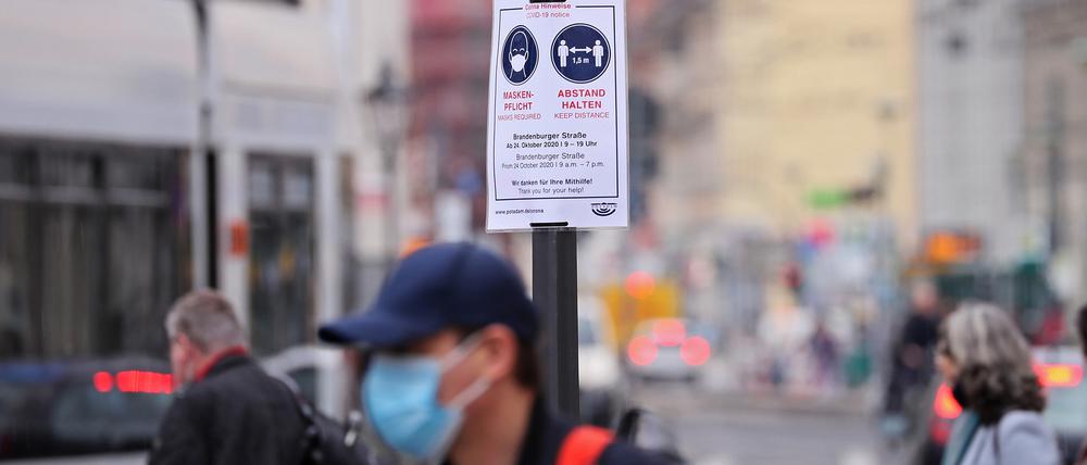 Wegen der Pandemie herrscht in vielen Bereichen des öffentlichen Raums eine Maskenpflicht.
