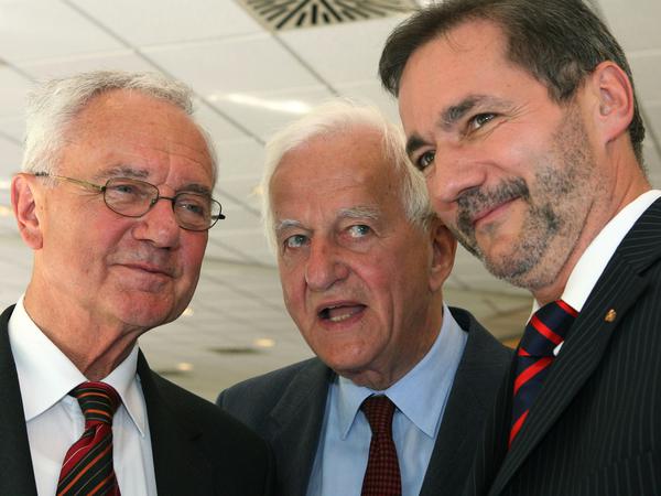 Manfred Stolpe (l, SPD) spricht mit Altbundespräsident Richard von Weizsäcker (CDU, M) und Matthias Platzeck (SPD, r) auf einem Empfang zu seinem 70. Geburtstag. 