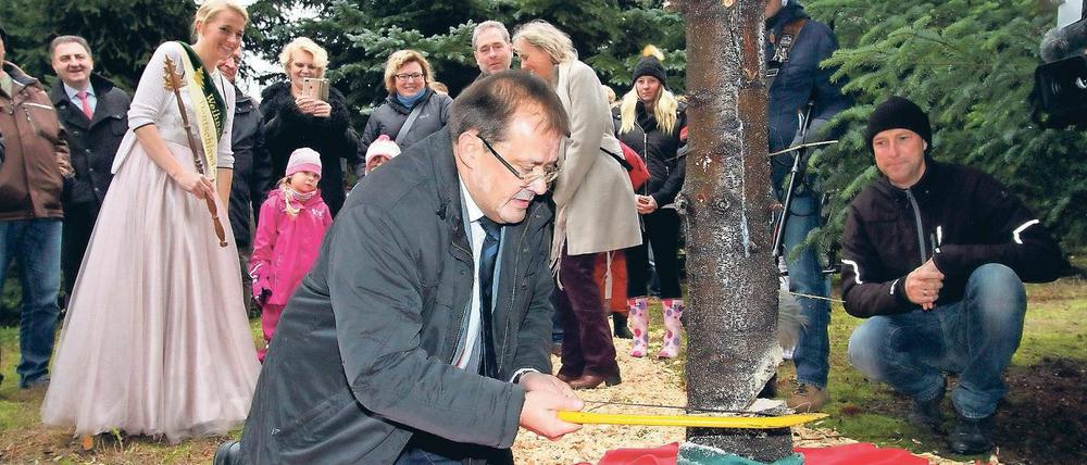 Abgesägt. Die Personalpolitik von Brandenburgs Umweltminister Jörg Vogelsänger (SPD), hier bei der Eröffnung der letzten Weihnachtsbaumsaison in Werder/Havel, sorgt nicht nur bei Naturschützern zunehmend für Unverständnis.
