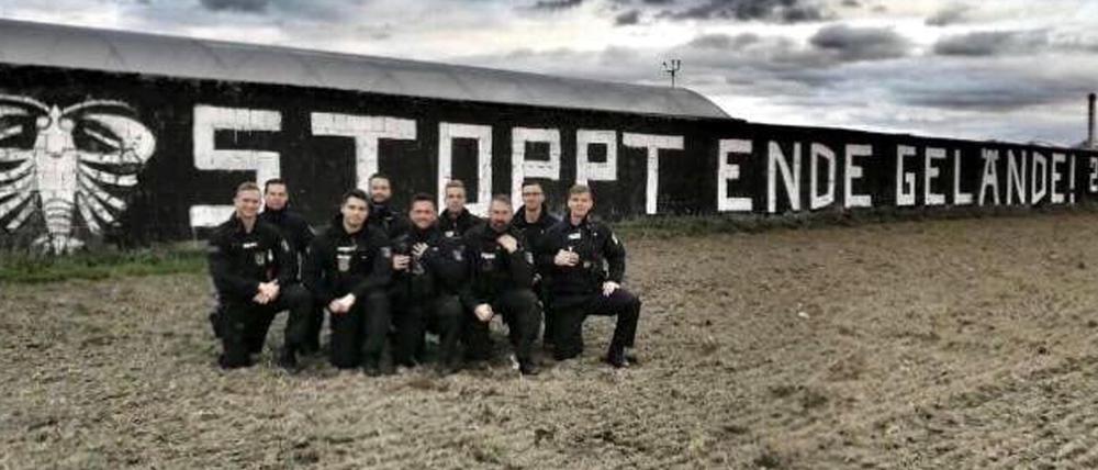 Neun Polizisten aus Cottbus posierten vor dem Schriftzug "Stoppt Ende Gelände!".