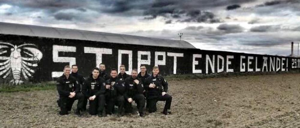 Neun Polizisten aus Cottbus haben vor einem rechten Schriftzug "Stoppt Ende Gelände!" posiert.