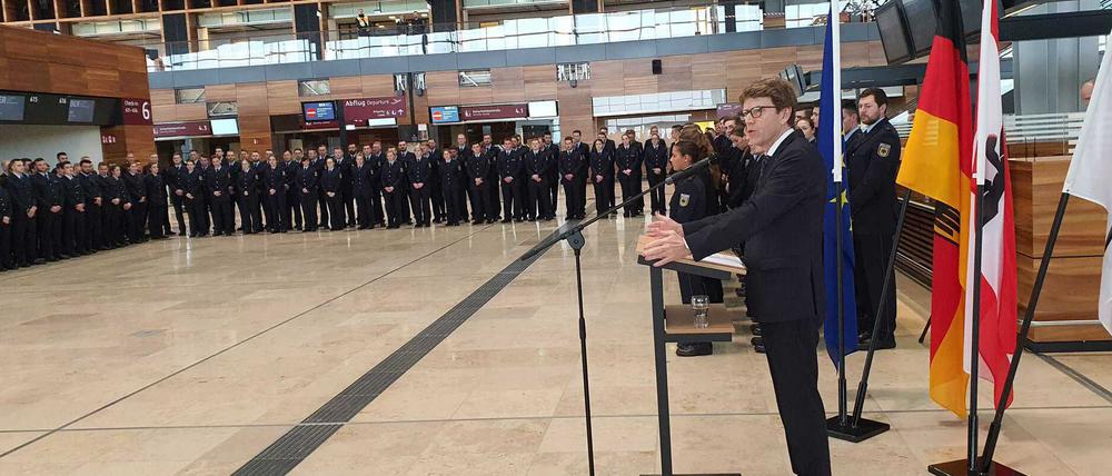 Flughafenchef Engelbert Lütke Daldrup während seienr Rede zu den zweihundert Bundespolizistinnen und Bundespolizisten, die am 6. März 2020 im BER-Terminal auf das Grundgesetz vereidigt wurden.