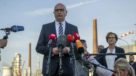 Ministerpräsident Dietmar Woidke (SPD) besuchte am Montag die Raffinerie.