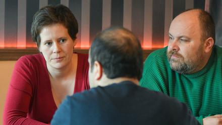 Anna Claßen und Thomas Janoschka (r.) sprechen mit einem Iraner, der sich vor drohender Abschiebung versteckt.