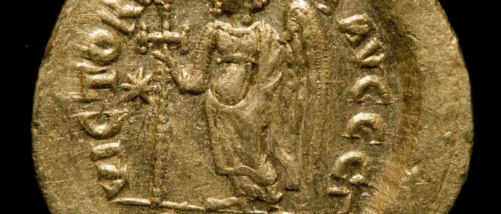 Eine Goldmünze, oder auch Solidus, aufgenommen am Donnerstag (05.01.12) in Potsdam auf einem Samttuch. Die Münze ist eine von acht Goldmünzen, die der Öffentlichkeit präsentiert wurden. Die Münzen waren im November 2011 auf einem Acker in der Uckermark ausgegraben worden.