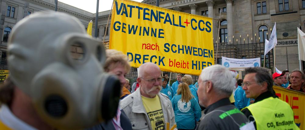 Demonstranten protestieren am Freitag (23.09.2011) vor dem Bundesrat in Berlin gegen das umstrittene CCS-Gesetz.