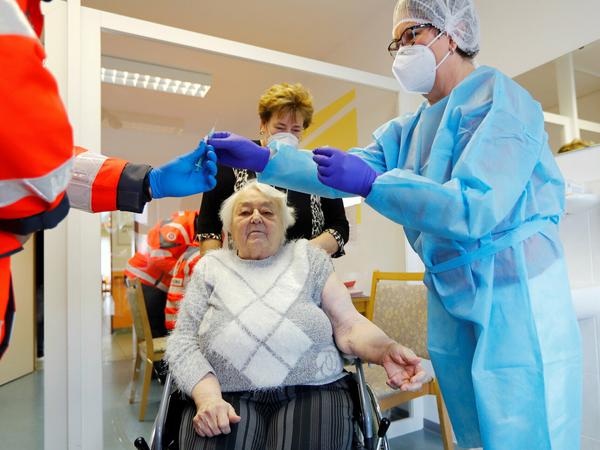 Ruth Heise erhält im DRK-Seniorenwohnpark Großräschen die erste Corona-Impfung in Brandenburg. 