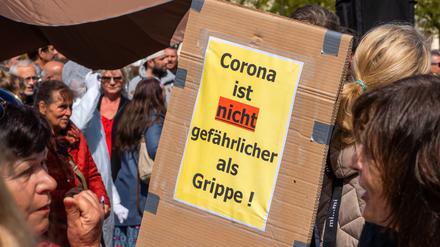 Teilnehmer einer Mahnwache, zu der mehrere hundert Bürger versammelt haben, um gegen die Corona-Schutzmaßnahmen zu protestieren (Archivbild).