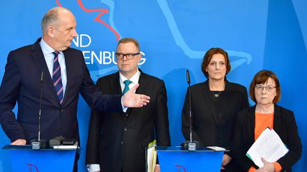 Ministerpräsident Dietmar Woidke (SPD,l.), Innenminister Michael Stübgen (CDU), Bildungsministerin Britta Ernst (SPD), und Gesundheitsministerin Ursula Nonnemacher (Grüne).
