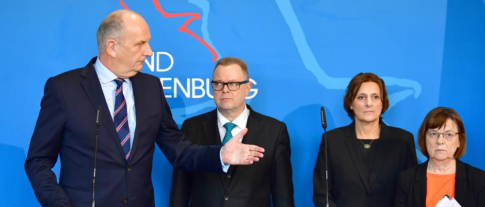 Ministerpräsident Dietmar Woidke (SPD,l.), Innenminister Michael Stübgen (CDU), Bildungsministerin Britta Ernst (SPD), und Gesundheitsministerin Ursula Nonnemacher (Grüne).