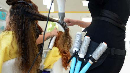 Friseure dürfen ab Montag, dem 4. Mai, unter strengen Hygieneauflagen wieder öffnen. 