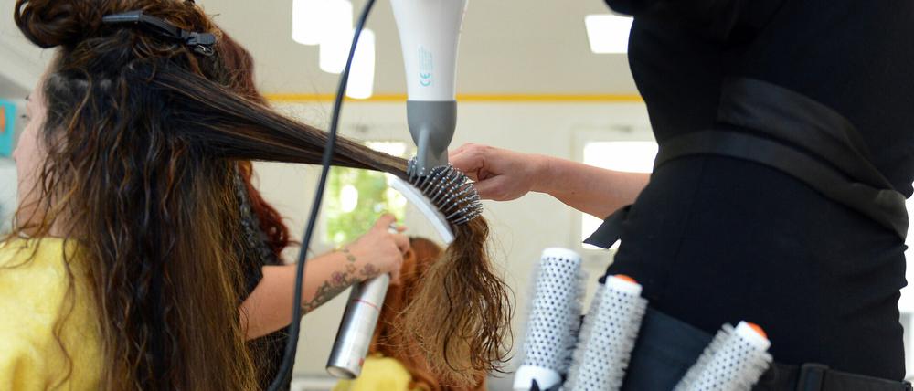 Friseure dürfen ab Montag, dem 4. Mai, unter strengen Hygieneauflagen wieder öffnen. 