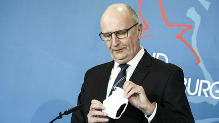 Dietmar Woidke (SPD) bei der Pressekonferenz am Freitag.