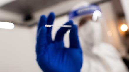 Kostet bald: Corona-Tests sollen in Brandenburg für Ungeimpfte nicht mehr kostenlos sein.