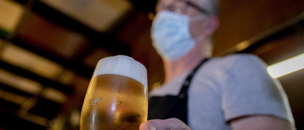In Brandenburger Corona-Hotspots darf von 23 bis 6 Uhr kein Alkohol mehr ausgeschenkt werden. 