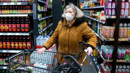 Einkauf im Supermarkt ist in Brandenburg ab Samstag nur noch mit FFP2-Schutzmaske oder medizinischen OP-Masken erlaubt.