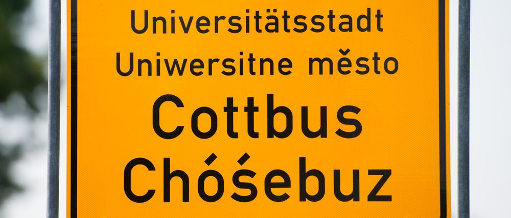 Der Cottbuser Oberbürgermeister Holger Kelch (CDU) über den Vermummten: "In dieser Situation die Cottbuserinnen und Cottbuser und Gäste der Stadt derart in Angst und Schrecken zu versetzen, ist nicht hinnehmbar."