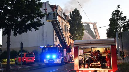 Bei einem Wohnungsbrand in Cottbus ist ein Mensch gestorben, zwei weitere Personen wurden verletzt.