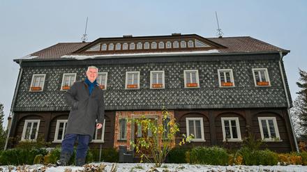 Thomas Mix (SPD), Bürgermeister von Buckow, steht vor seinem Umgebindehaus. 