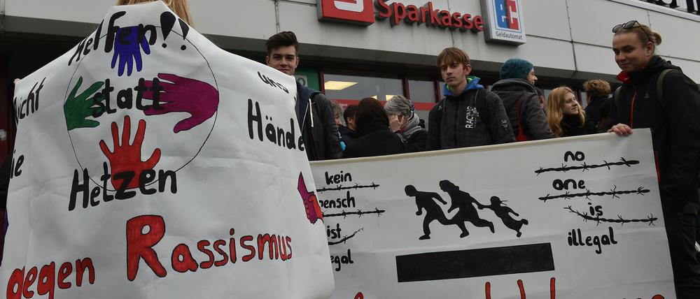 Aktivisten des Bündnisses "Cottbus nazifrei" demonstrieren gegen Rassismus und für eine Willkommenskultur für Flüchtlinge. Doch immer wieder kommt es zu fremdenfeindlichen Übergriffen.