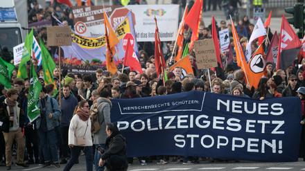 Teilnehmer einer Demonstration des Bündnisses gegen das neue Brandenburger Polizeigesetz in Potsdam. 