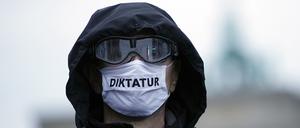 Pandemie-Maßnahmen werden als Einführung einer „Corona-Diktatur“ diffamiert.