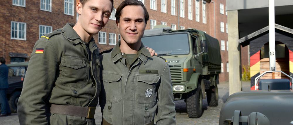 Jonas Nay (l) und Ludwig Trept bei den Dreharbeiten der Serie "Deutschland 83" in Potsdam.