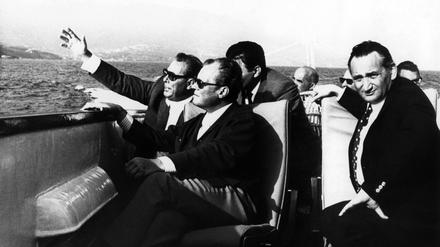 Bei einem Bootsausflug zeigte 1971 der sowjetische Staatschef Leonid Breschnew (l) dem deutschen Bundeskanzler Willy Brandt (Mitte, SPD)  und dem Staatssekretär Egon Bahr (SPD) die Krim.