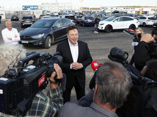 Bei seiner Ankunft in Grünheide wurde Elon Musk von vielen Pressevertretern erwartet.