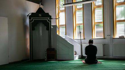Ein Gemeindemitglied betet in der Al-Farouk-Moschee in Potsdam.