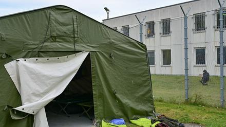 Ein Zelt für Flüchtlinge auf dem Gelände der Zentralen Erstaufnahmeeinrichtung in Eisenhüttenstadt.
