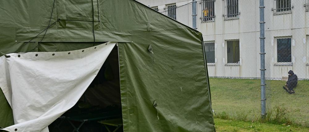 Ein Zelt für Flüchtlinge auf dem Gelände der Zentralen Erstaufnahmeeinrichtung in Eisenhüttenstadt.