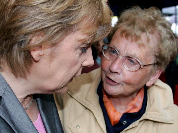 Angela Merkel und ihre Mutter Herlind Kasner während eines Wahlkampf-Termins in Templin im September 2005. 