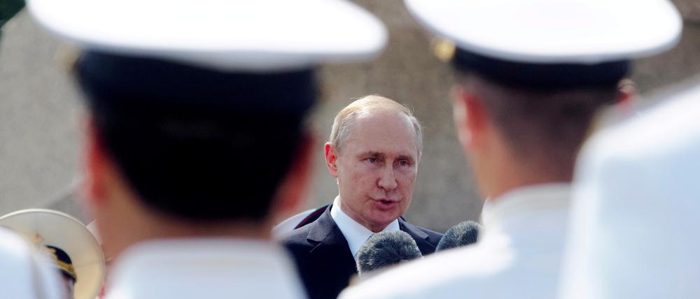 Wladimir Putin hält bei einer Militärparade zum "Tag der Marine" 2019 eine Rede in St. Petersburg.