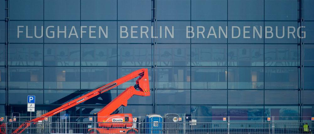 Um den Hauptstadtflughafen Berlin-Brandenburg gibt es neue Spekulationen. Die Flughafengesellschaft prüft, ob sie den Umzug nun in zwei Etappen macht und den Airport zunächst mit kleinerem Betrieb testet.