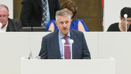 Karl-Heinz Schröter (SPD), Brandenburgs Innenminister, während der Debatte zu neuen Regelungen zum Verfassungsschutzgesetz.