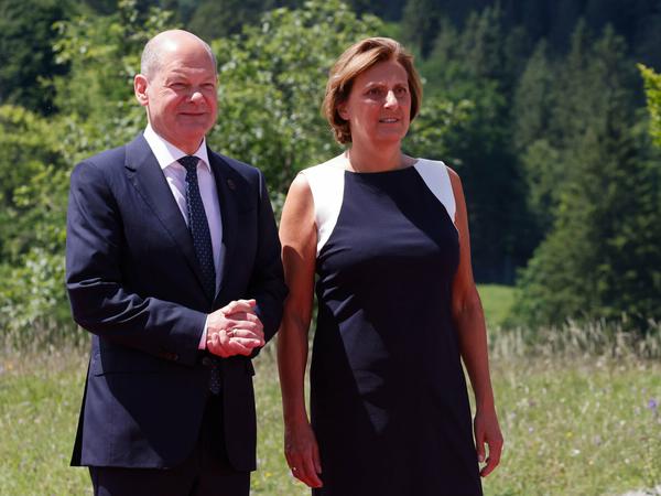 Bundeskanzler Olaf Scholz und Ehefrau Britta Ernst (beide SPD) beim G7-Gipfel.