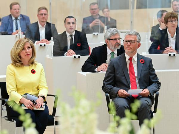 Der ukrainische Botschafter Andrij Melnyk und seine Frau Svitlana zu Beginn der Gedenkveranstaltung im Brandenburger Landtag.