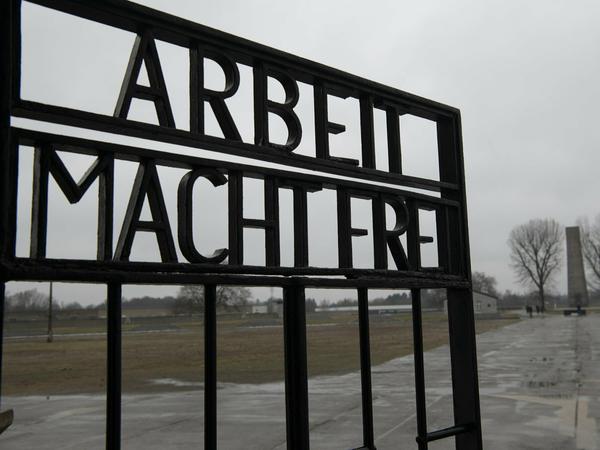 «Arbeit macht frei» steht am Eingangstor des ehemaligen Konzentrationslagers in der Gedenkstätte Sachsenhausen. 