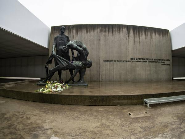Das Denkmal erinnert «den Opfern des KZ Sachsenhausen» in der Gedenkstätte Sachsenhausen. 