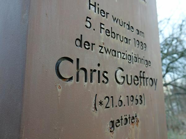 Die Gedenkstele am Britzer Zweigkanal erinnert an Chris Gueffroy, den letzten erschossenen Flüchtling an der Berliner Mauer.