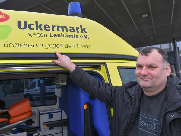Enrico Wendt, vom Verein Uckermark gegen Leukämie e.V., steht neben dem "Glücksmobil"