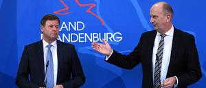 Brandenburgs Finanzminister Christian Görke (Die Linke) und Ministerpräsident Dietmar Woidke (SPD) sprachen am Dienstag bei einer Pressekonferenz über den vorläufigen Jahresabschluss.