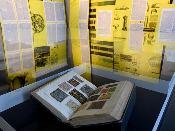 Eine von Fontane genutzte Enzyklopädie wird in der Fontaneausstellung gezeigt.