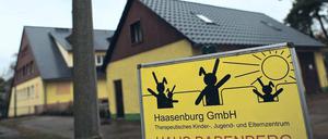 Die umstrittenen Haasenburg-Jugendheime in Brandenburg dürfen noch nicht geschlossen werden. Das entschied das Verwaltungsgericht Cottbus in einer Zwischenentscheidung im Eilverfahren.