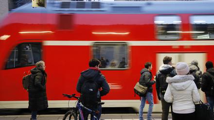 In Brandenburg und Berlin sind immer mehr Fahrgäste mit der Bahn unterwegs.