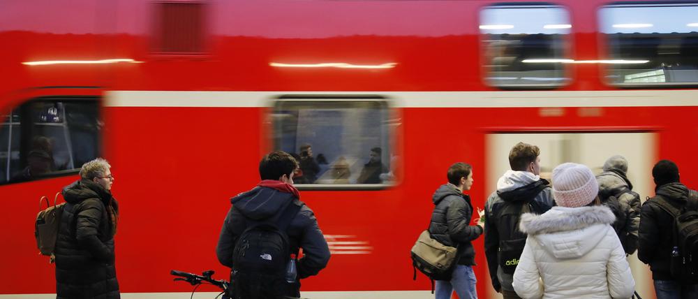 In Brandenburg und Berlin sind immer mehr Fahrgäste mit der Bahn unterwegs.