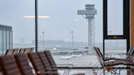 Um mehr als 60 Prozent ist das Fluggastaufkommen an den Flughäfen in Brandenburg und Berlin im März geschrumpft.